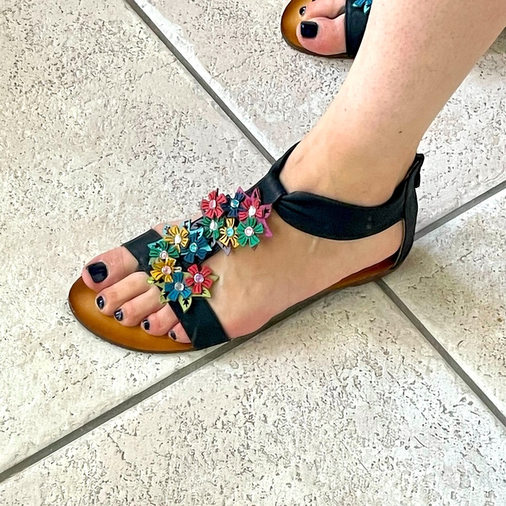 NWT Very cute flower sandals. Size 39.